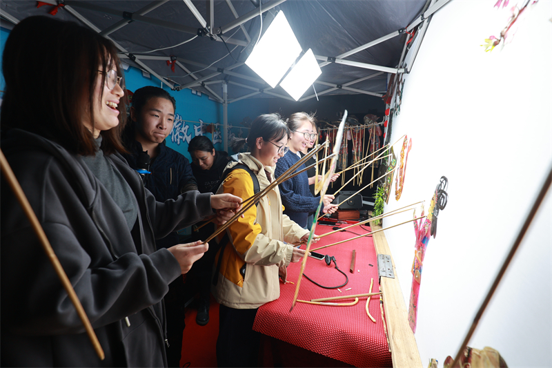 6.同学体验皮影戏.jpg 6.同学体验皮影戏.jpg