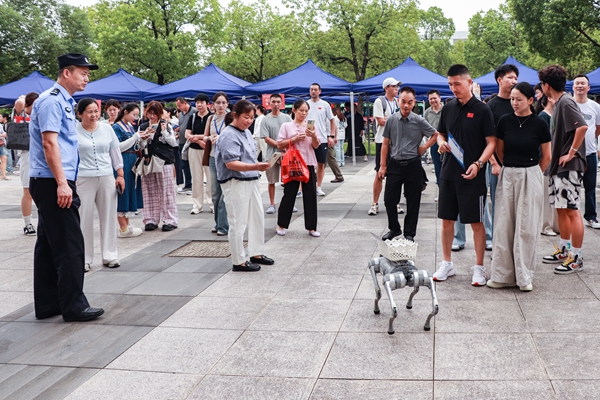 人群围观机器狗-全景.jpg