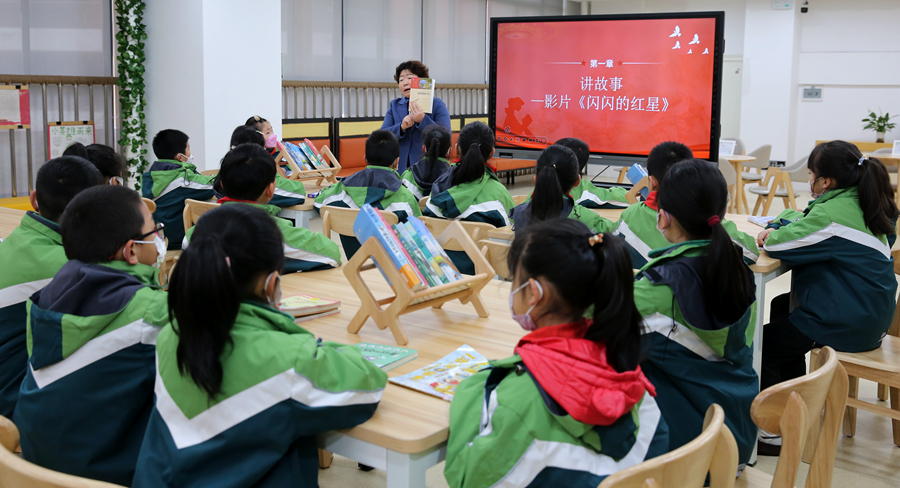 老师正在带领学生上红色阅读课。.jpg 老师正在带领学生上红色阅读课。.jpg