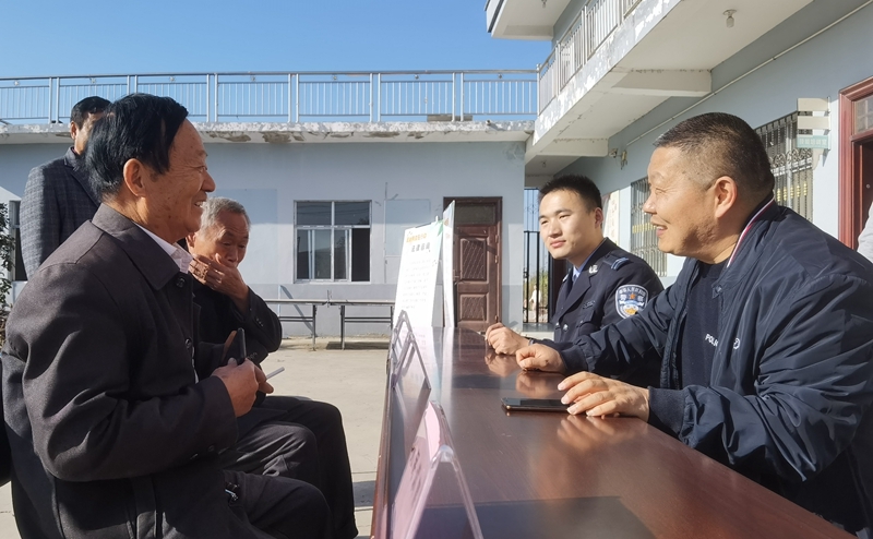 安徽警官职业学院:助力帮扶村创建全国民主法治示范村.jpg 安徽警官职业学院:助力帮扶村创建全国民主法治示范村.jpg