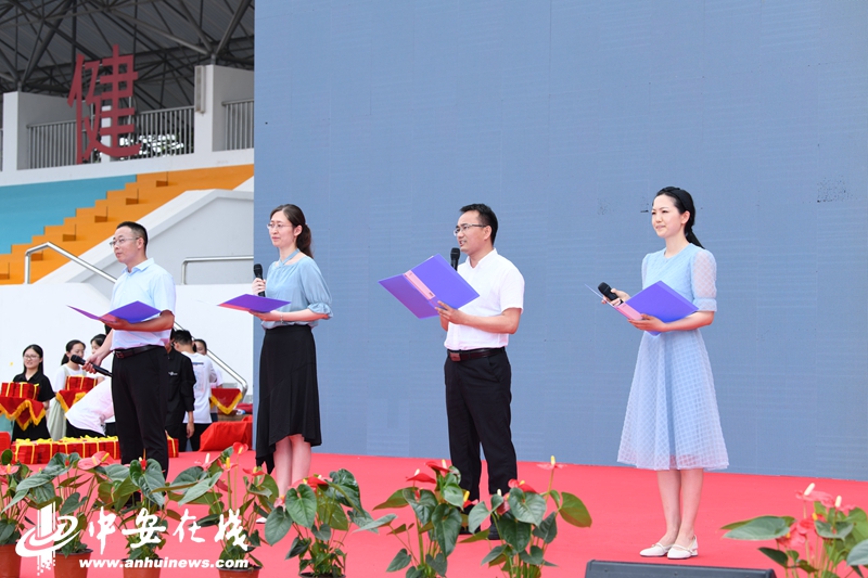 学子们将要踏上新征程时，恩师们送上最真诚的期待与祝福。童峰、高静怡、朱行星、孙蕾蕾四位老师诵读《感恩 逐梦》。.JPG