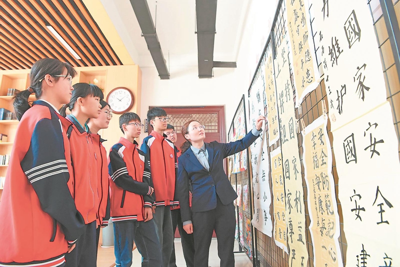 4月15日,淮南市凤台县第四中学开展“国家安全 青春挺膺”主题团日活动,以此提高学生维护国家安全的意识。.jpg