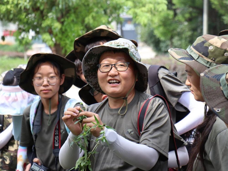 2022年7月，杨青山带领学生行走在安徽省安庆市探索中医药奥秘.jpg